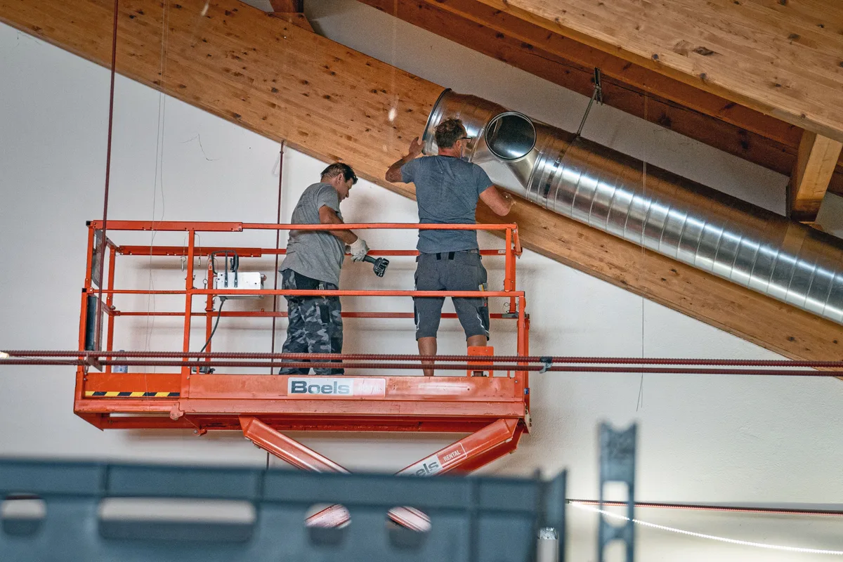 Hier werden die neuen Lüftungsrohre montiert.